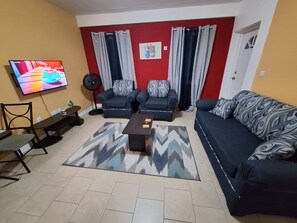 2 slaapkamers, een strijkplank/strijkijzer, gratis wifi, beddengoed