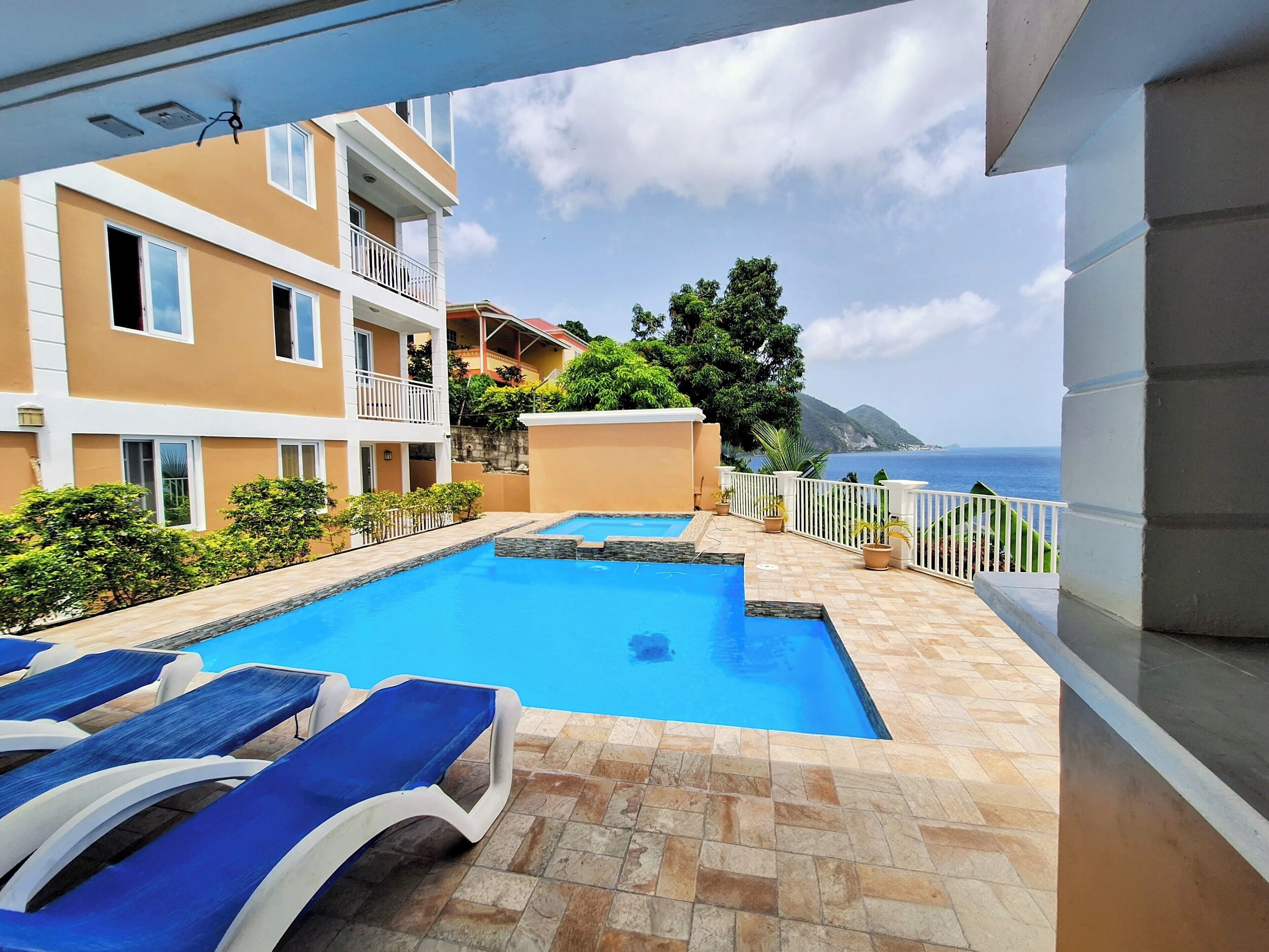 Senger med overmadrass, strykejern/-brett, wi-fi (inkludert) og sengetøy