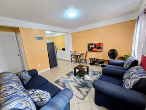 ซูพีเรียอพาร์ทเมนท์, 2 ห้องนอน, วิวทะเล | บริเวณนั่งเล่น | สมาร์ททีวี 42 นิ้ว พร้อมช่องดิจิตอล, Netflix, บริการสตรีมมิ่ง