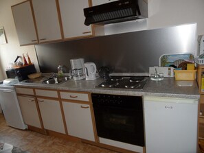 Cafeteira/chaleira, geladeira, cooktop, lava-louças