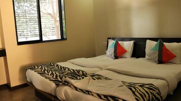 Deluxe Room | Iron/ironing board, bed sheets