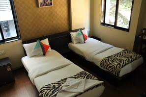 Deluxe-Zweibettzimmer | Bügeleisen/Bügelbrett, Bettwäsche