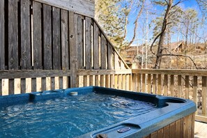 Outdoor spa tub - Adorable Cabin w/ FREE Tickets & Easy Downtown Access (Pigeon Forge)