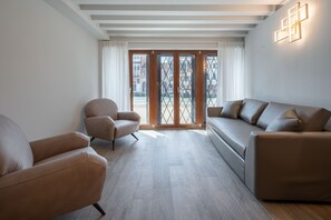 32-inch flat-screen TV with satellite channels, TV - Palace Canal View (Venice)