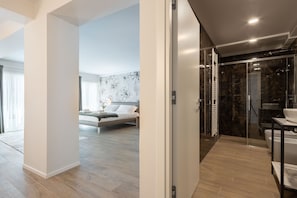 Suite superior, vistas al canal | 1 dormitorio, ropa de cama de alta calidad, edredones de plumas