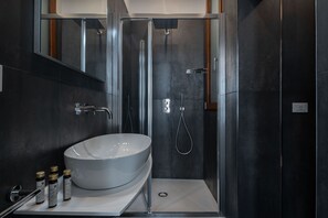 Junior-Suite, Kanalblick | Badezimmer | Dusche, Haartrockner, Bidet, Handtücher