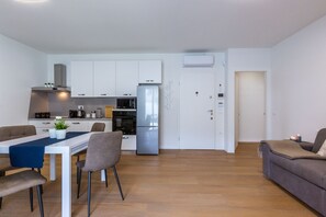 Fridge, microwave, oven, stovetop - Colombo Palace - Comfort (Quartu Sant'Elena)