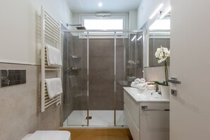 Dusj, hårføner, bidé og håndklær