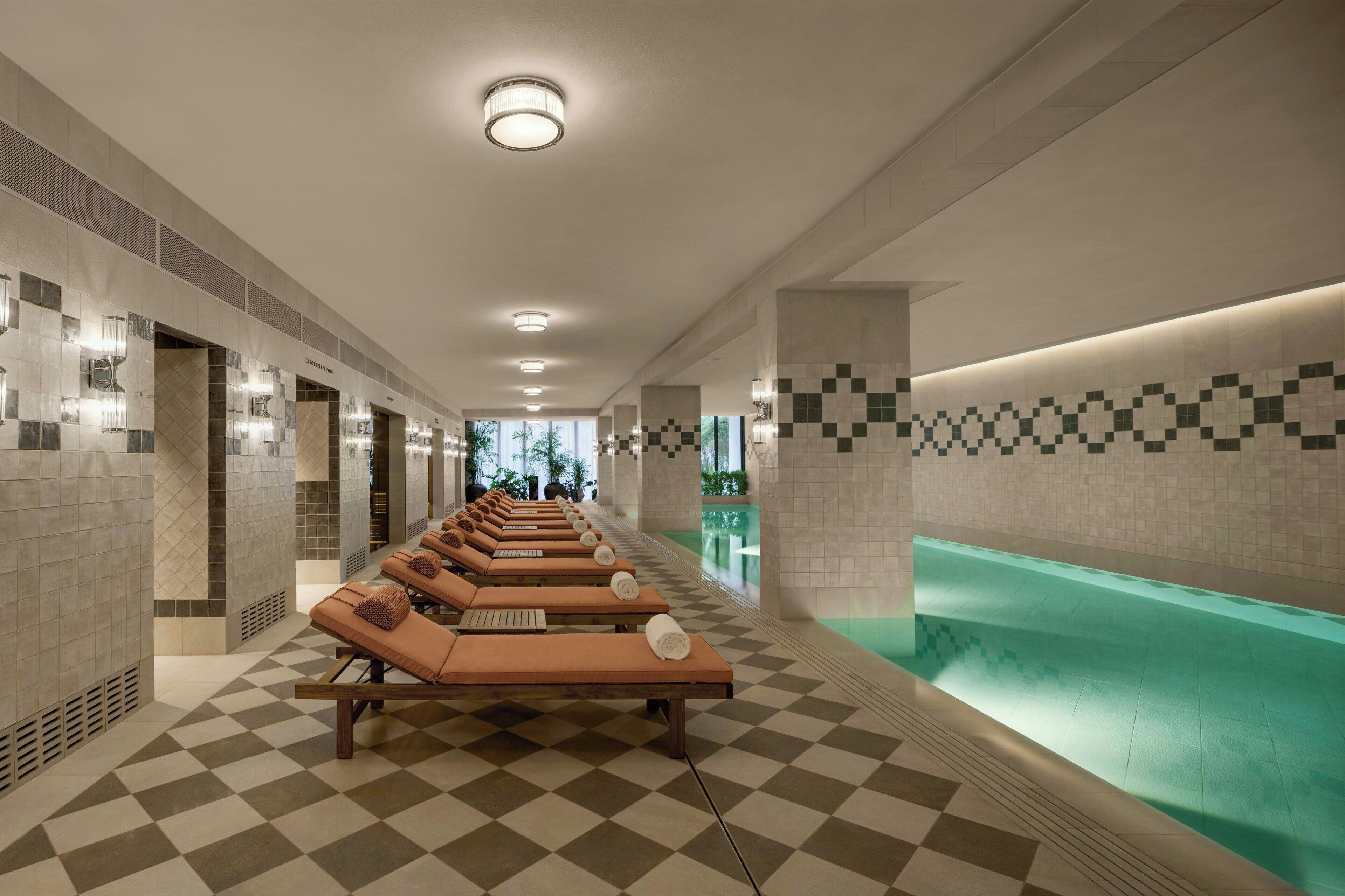 Kolam renang tertutup 