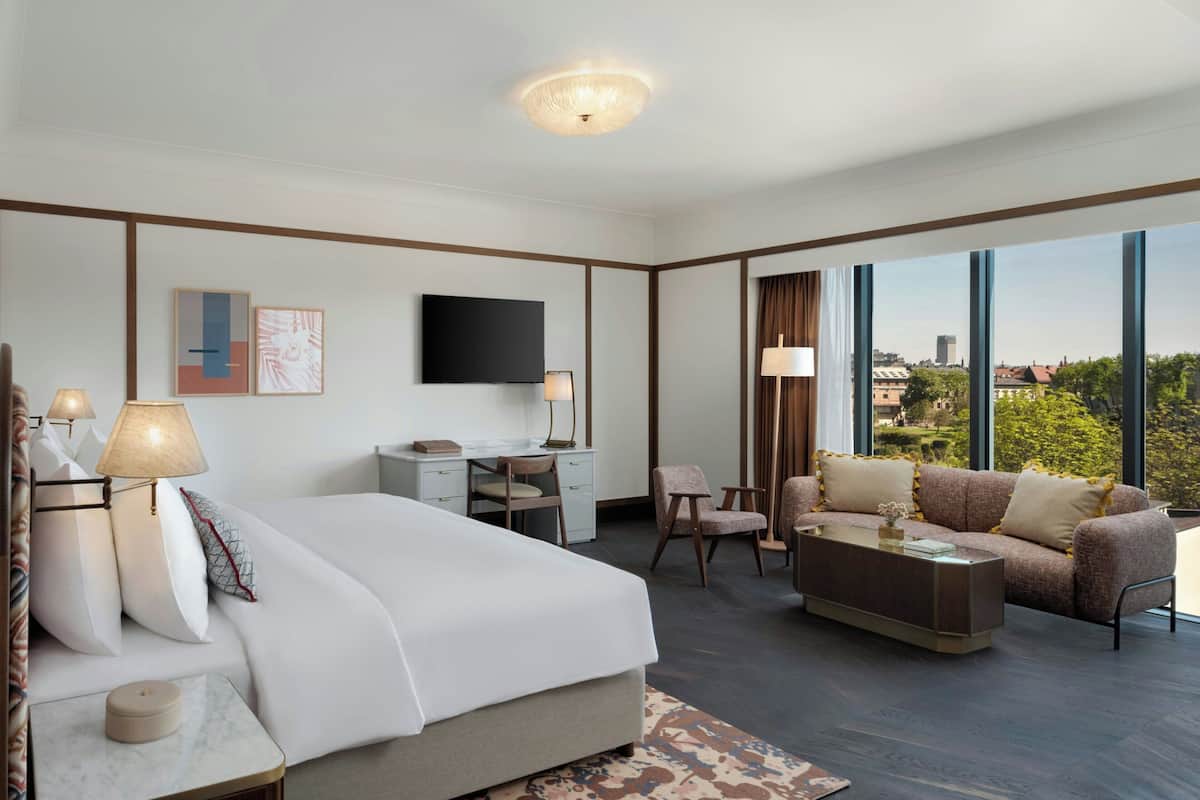 Heritage Suite | 高档床上用品、迷你吧、客房内保险箱、办公桌