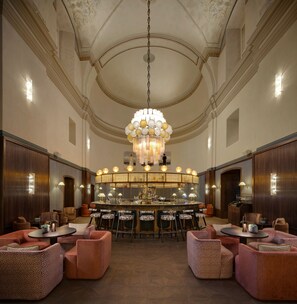 Al fresco dining, serves lunch and dinner