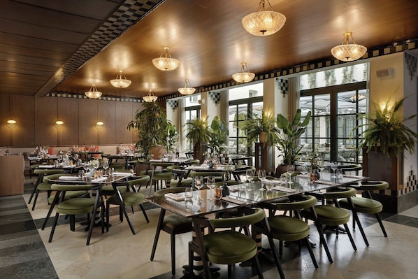 2 restaurants, breakfast served