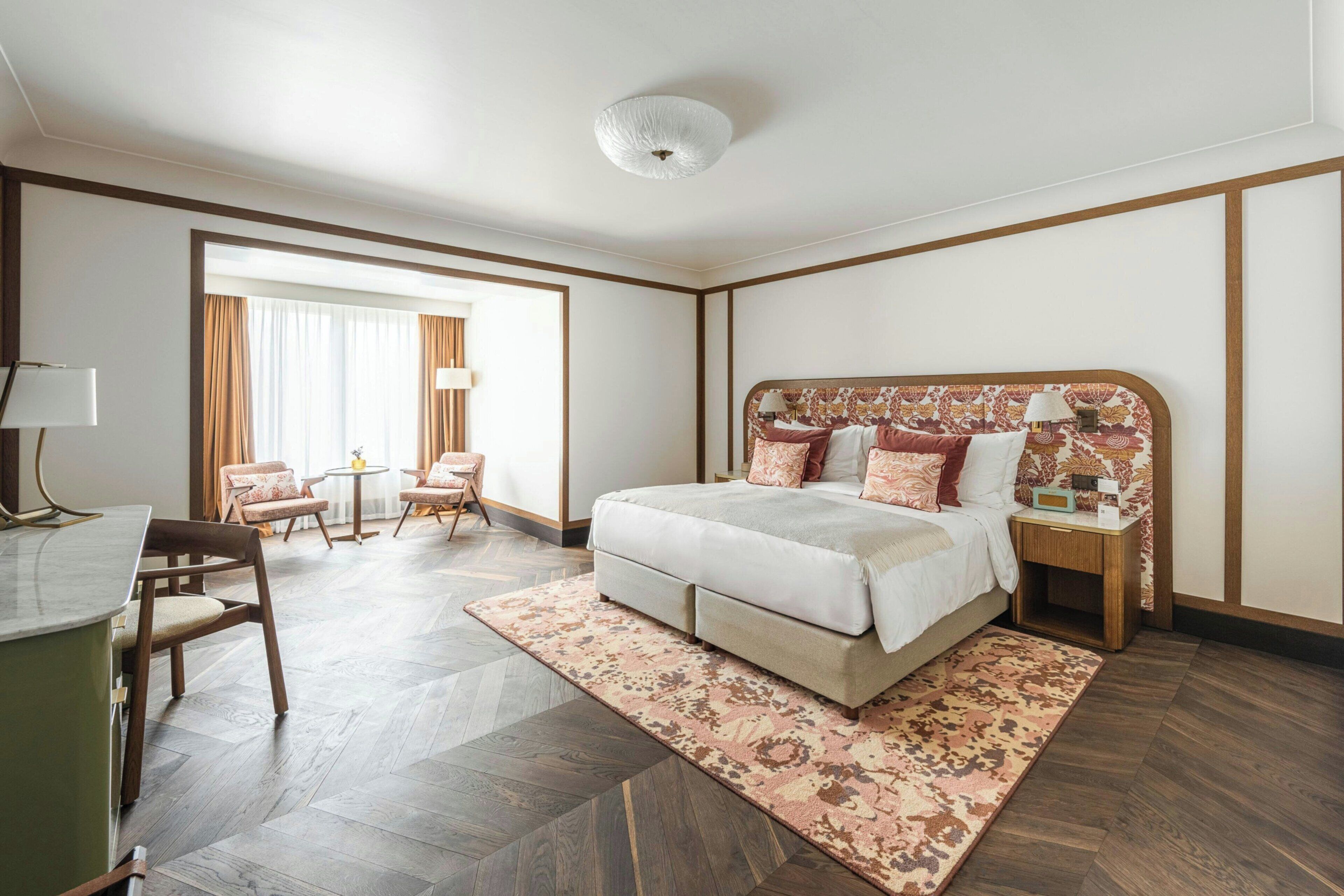 Modern Junior Suite | 高档床上用品、迷你吧、客房内保险箱、特色装修