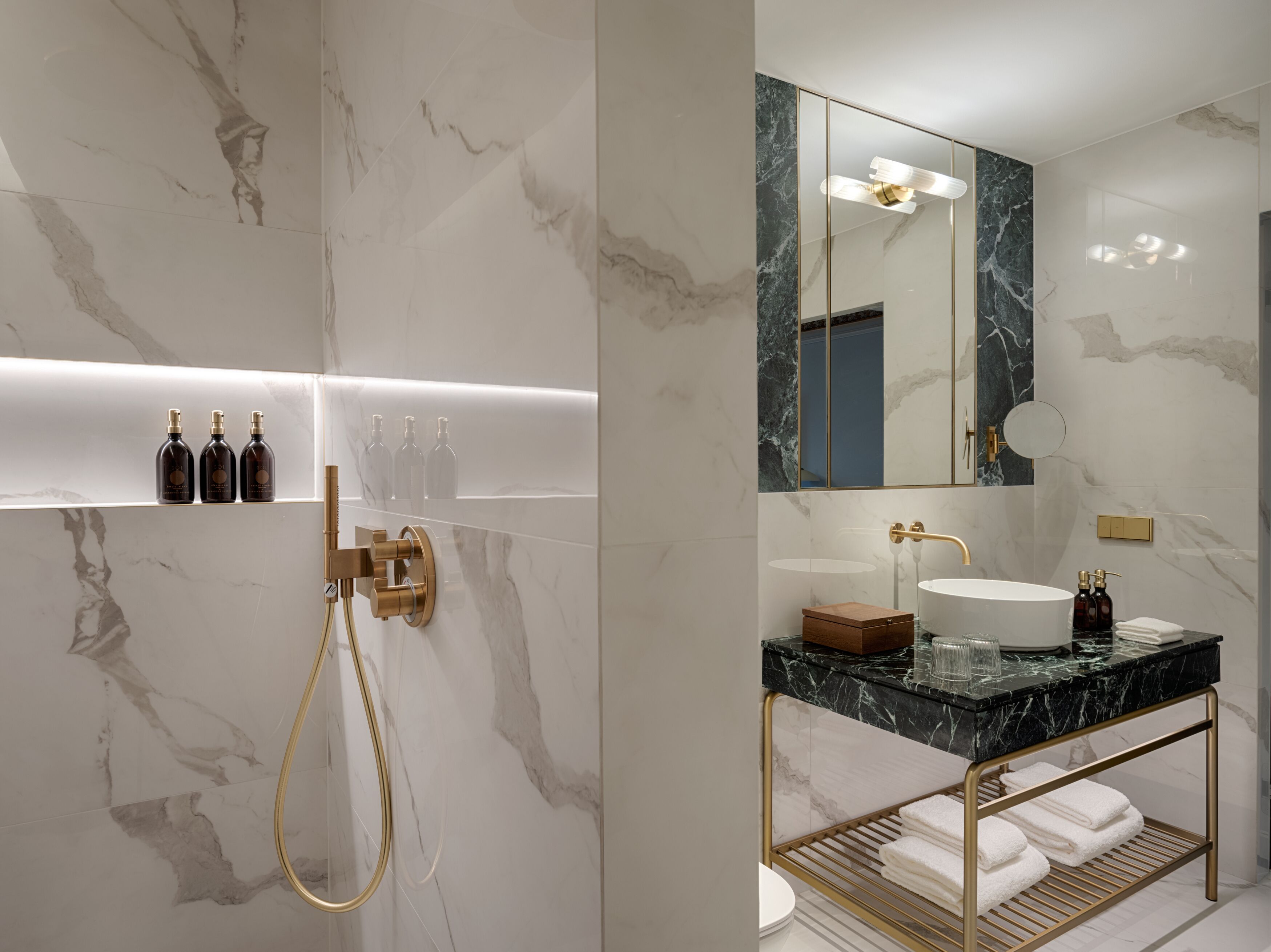 Articles de toilette de luxe, sèche-cheveux, peignoirs, chaussons