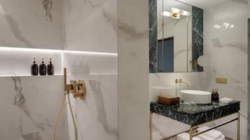 Articles de toilette de luxe, sèche-cheveux, peignoirs, chaussons