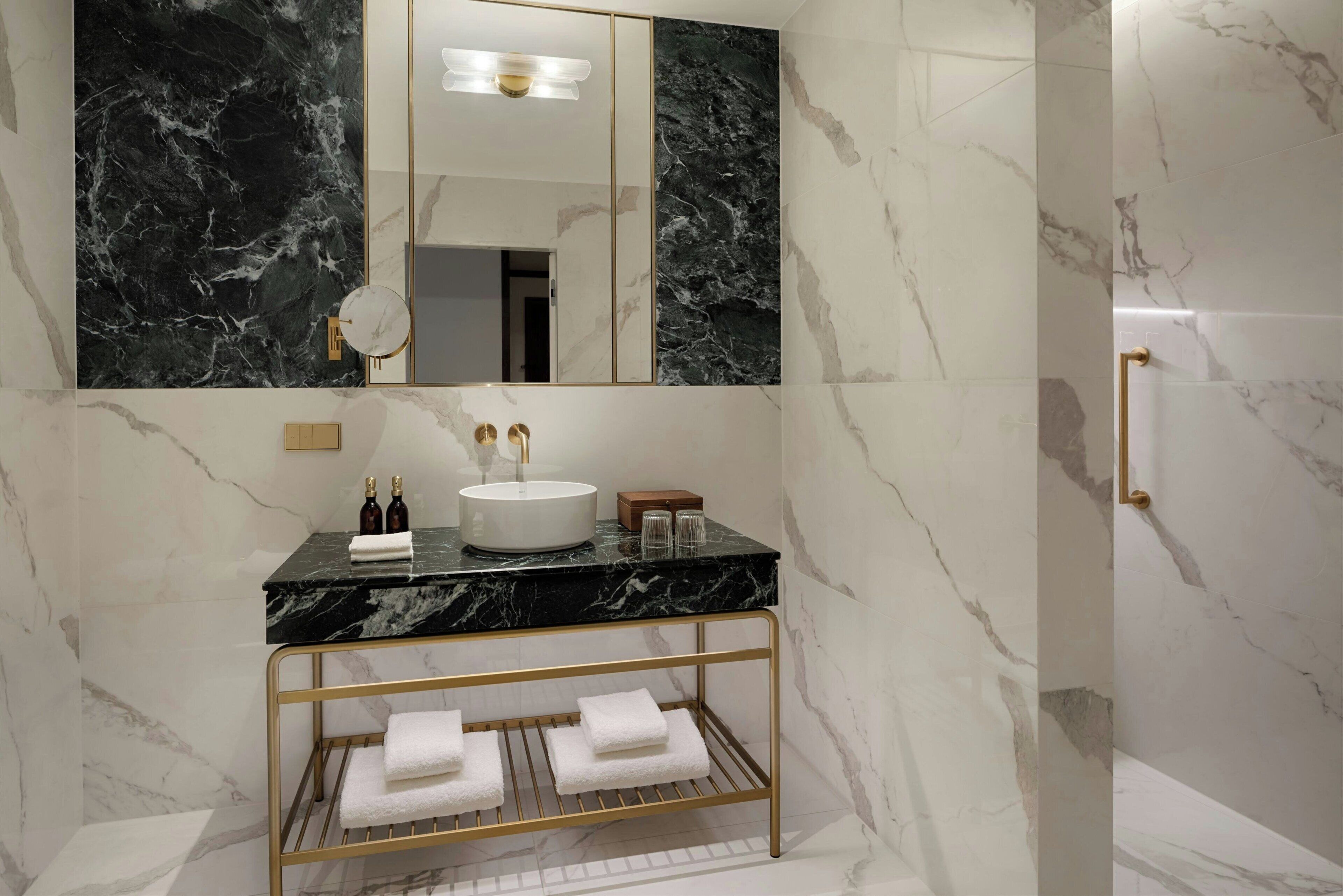 Literie de qualité, minibar, coffre-fort, décor unique