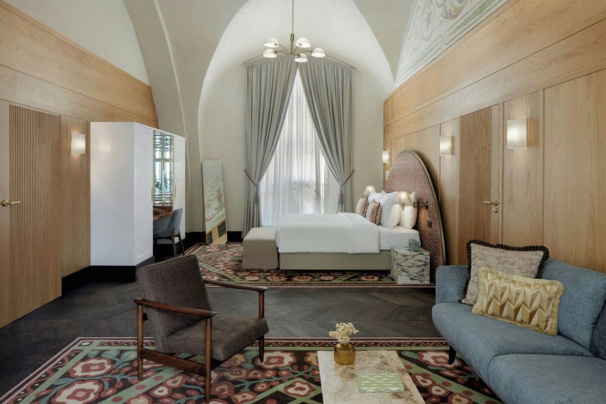 Chapel Suite | 高档床上用品、迷你吧、客房内保险箱、办公桌