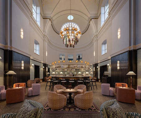 Con mesas al aire libre, se sirven almuerzos y cenas