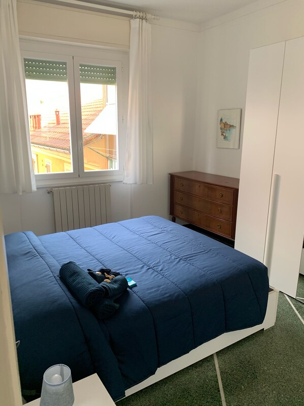 1 chambre, fer et planche à repasser, lit de bébé portatif