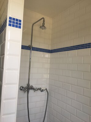 Regadera, secadora de cabello, toallas, papel de baño 