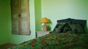 5 bedrooms, desk, iron/ironing board, travel cot