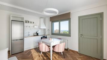 1 bedroom, desk, soundproofing