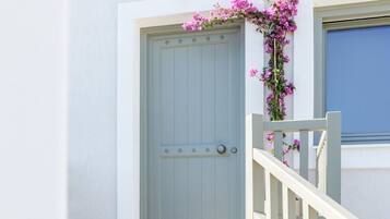 1 bedroom, desk, soundproofing