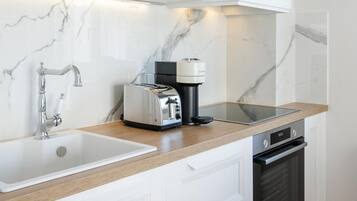 1 bedroom, desk, soundproofing