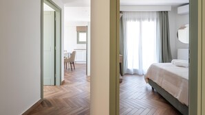 A hotel room with a bed, a desk, and a chair. - Superior Apartment (Thasos)