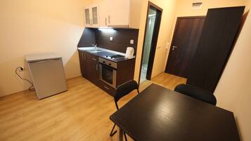 Fridge, oven, electric kettle, cookware/dishes/utensils