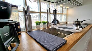 Fridge, stovetop, coffee/tea maker, electric kettle