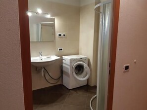 Shower, hair dryer, bidet, towels - Apartment Raisc - your home in Val Badia (La Villa)