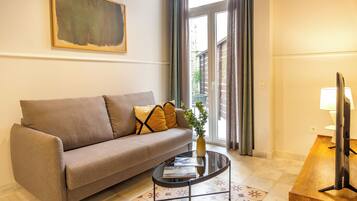 Appartement, 1 slaapkamer, terras, op benedenverdieping | Woonruimte | Een televisie