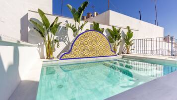 Een seizoensgebonden buitenzwembad