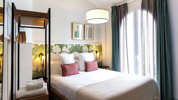 Superior appartement, 1 slaapkamer, balkon | Een kluis op de kamer, een strijkplank/strijkijzer, gratis babybedden