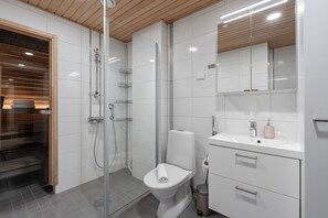 Exklusiv lägenhet | Badrum | Dusch, duschhuvud med massagefunktion, hårtork och bidé
