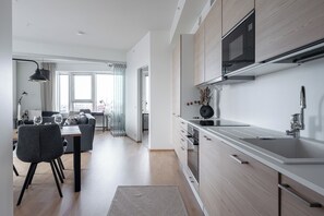 Exclusief appartement | Privékeuken | Een koelkast/vriezer, een magnetron, een oven, een kookplaat