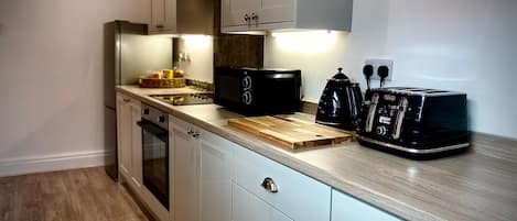 Maison | Cuisine privée | Réfrigérateur, four à micro-ondes, un four, surface de cuisson