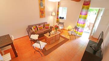 Televisie, een tafeltennistafel en een stereo