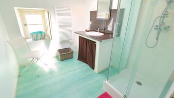 Een douche, een haardroger, toiletpapier