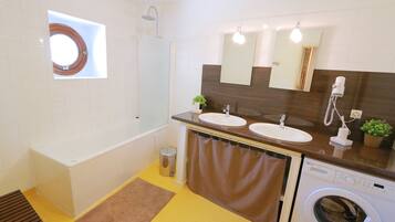 Douche, sèche-cheveux, papier toilette