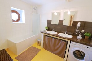 Douche, séchoir à cheveux, papier de toilette