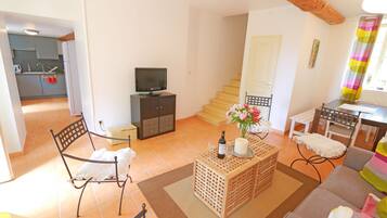 Televisie, een tafeltennistafel en een stereo