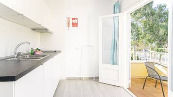 Tủ lạnh, lò vi sóng, bếp nấu, ấm điện