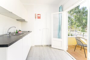 Tủ lạnh, lò vi sóng, bếp nấu, ấm điện 