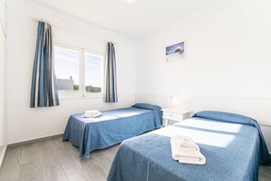 2 quartos, cofres nos quartos, cortinas blackout