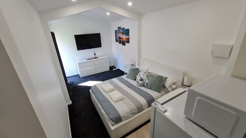 Contemporary studio, only metres to beach/surf, 10 mins to McLaren Vale wineries