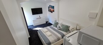 Contemporary studio, only metres to beach/surf, 10 mins to McLaren Vale wineries