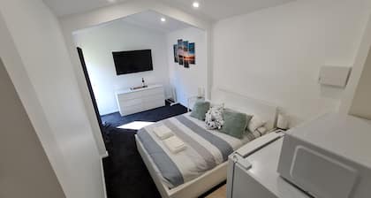 Contemporary studio, only metres to beach/surf, 10 mins to McLaren Vale wineries