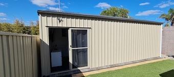 Contemporary studio, only metres to beach/surf, 10 mins to McLaren Vale wineries
